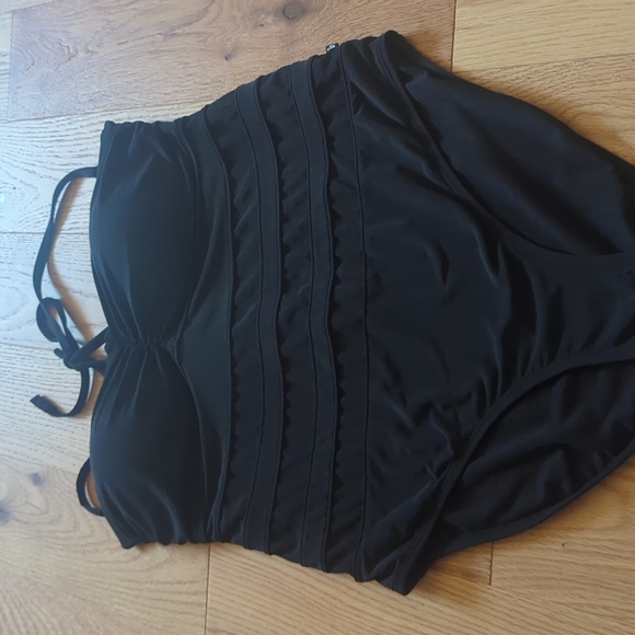 Aqua La Vie en Rose. Black One-Piece Halter Swimsuit. Size Medium. - Picture 6 of 8